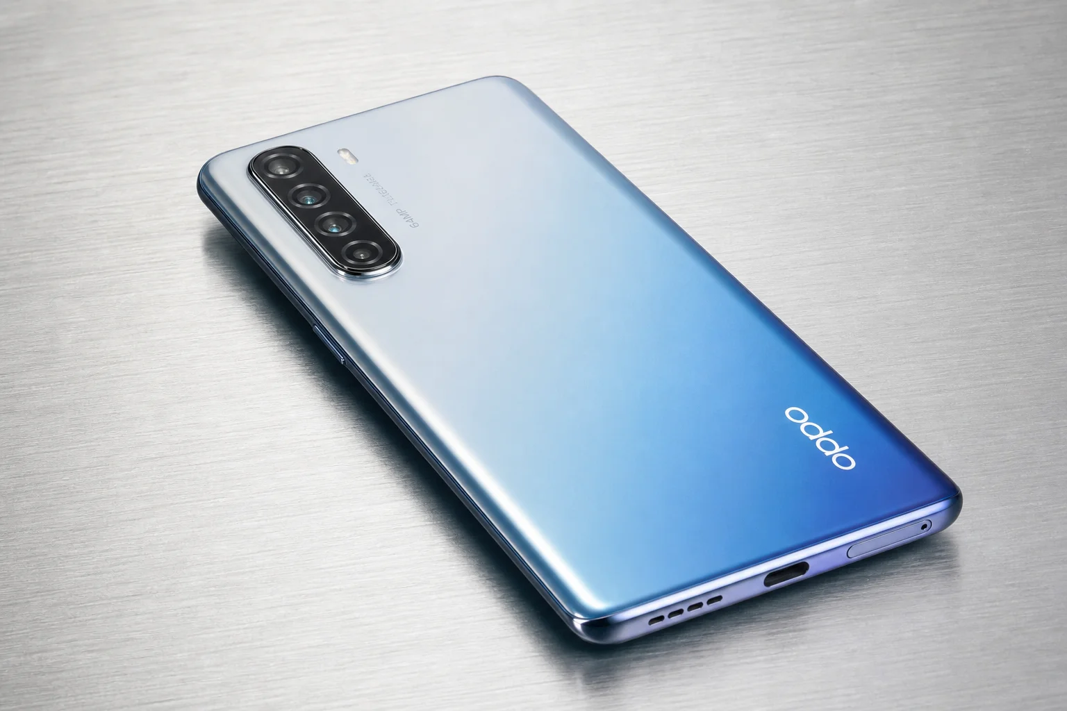 Cinq smartphones disposés sur du béton mettant en avant leurs modules photo et leur design