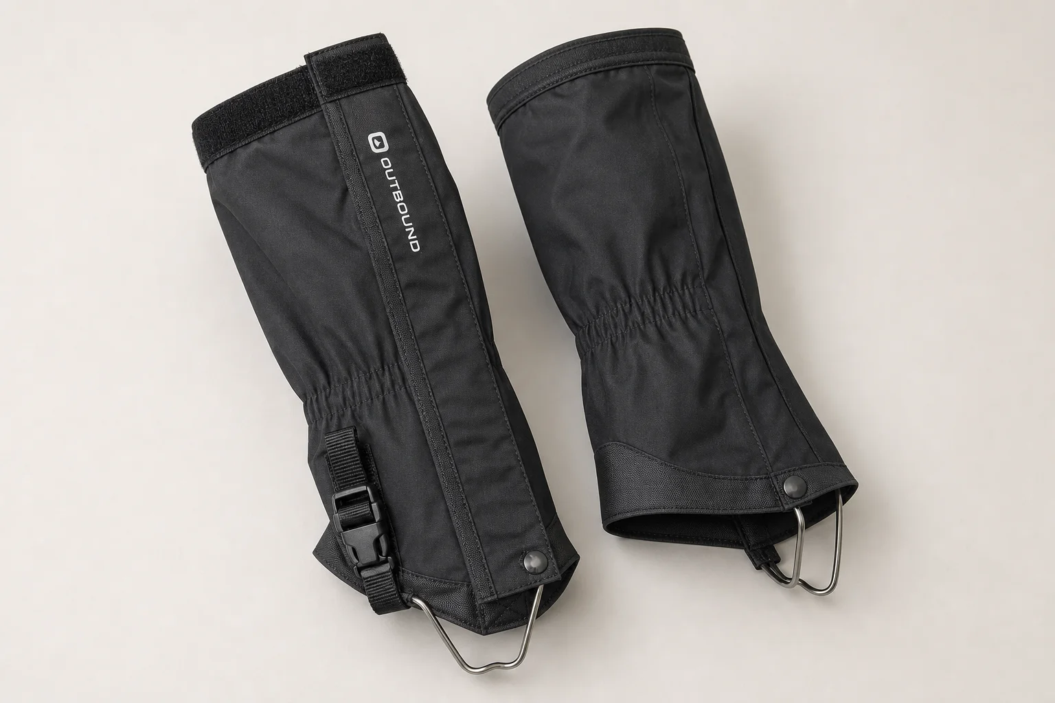 Outdoor Research Verglas Gaiters 展示於中性背景，呈現完整長度與閉合細節
