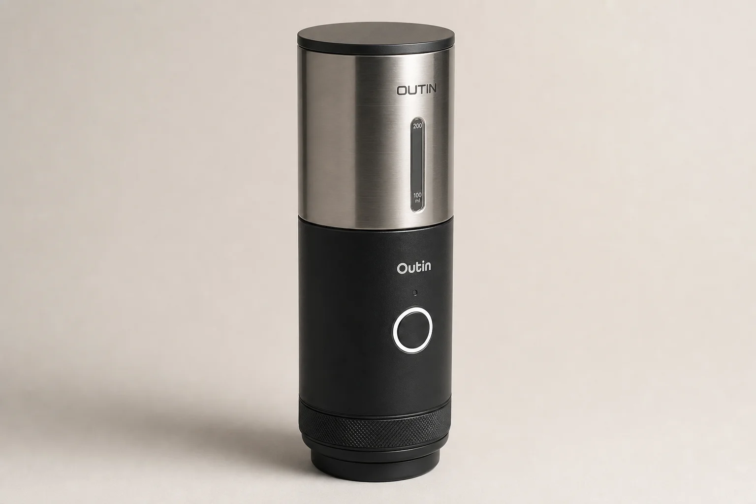 放置於水泥地上的 Outin Mino、Nano 與 Fino 便攜式 Espresso 咖啡機及磨豆機