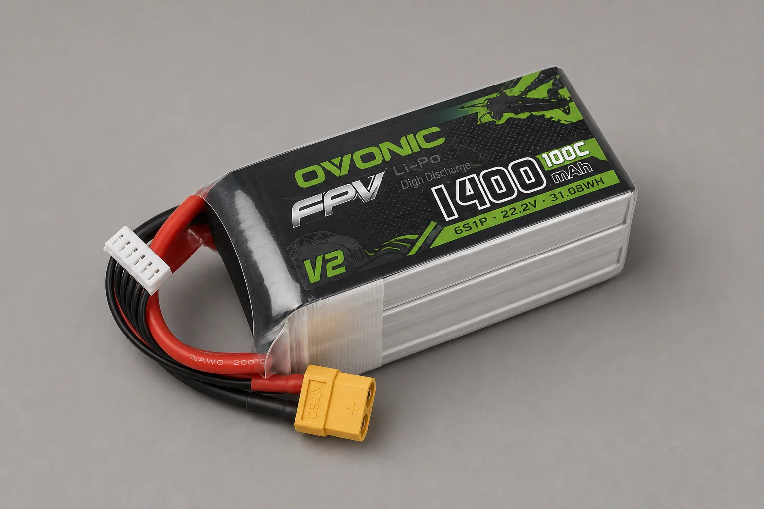 三顆 LiPo 電池包排列在水泥地面上，展示了 CNHL、Ovonic 和 SMC 型號