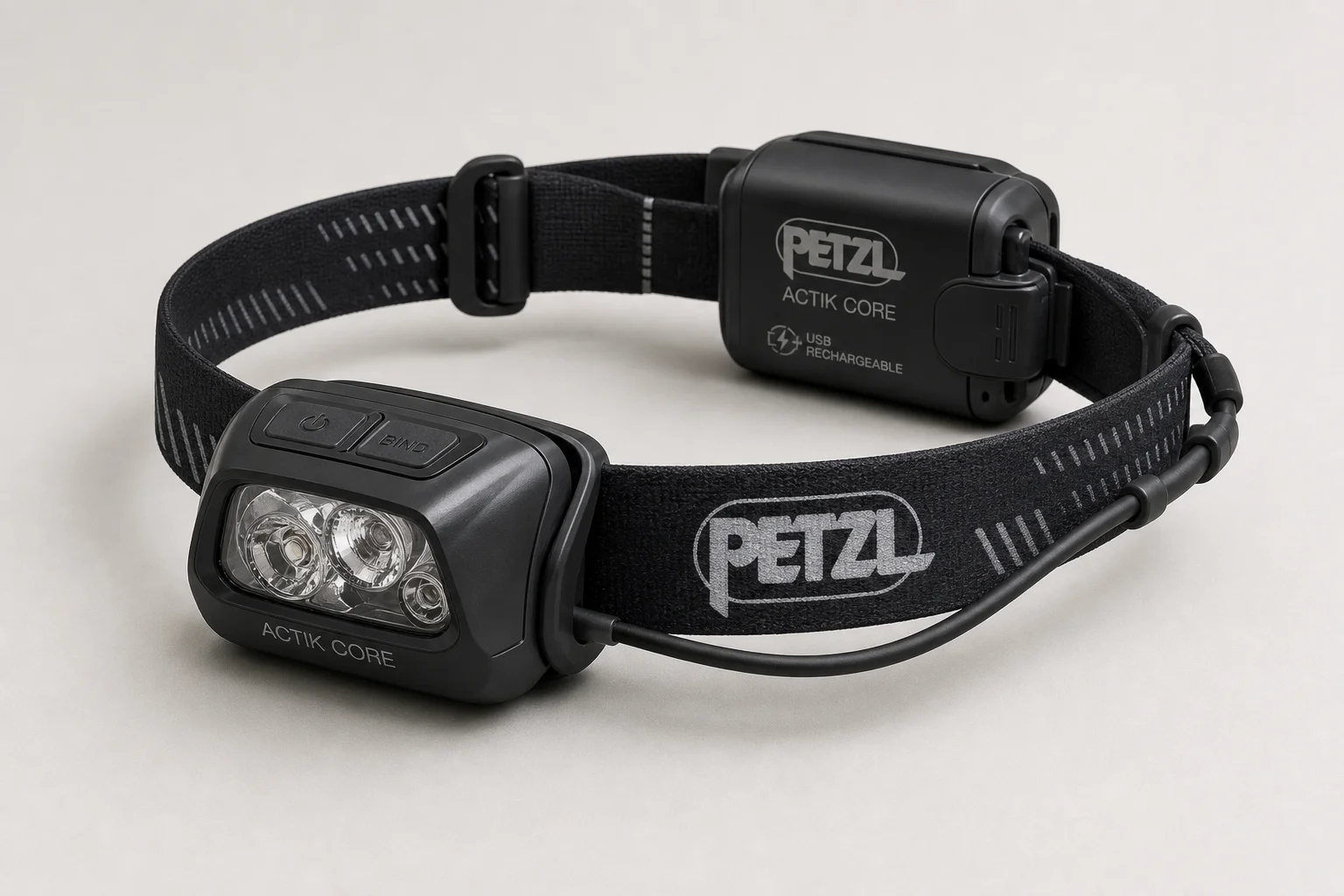 四款頭燈排列在水泥地上：Black Diamond Spot 325、Petzl Tikkina、Petzl Actik Core 以及 BioLite Headlamp 330