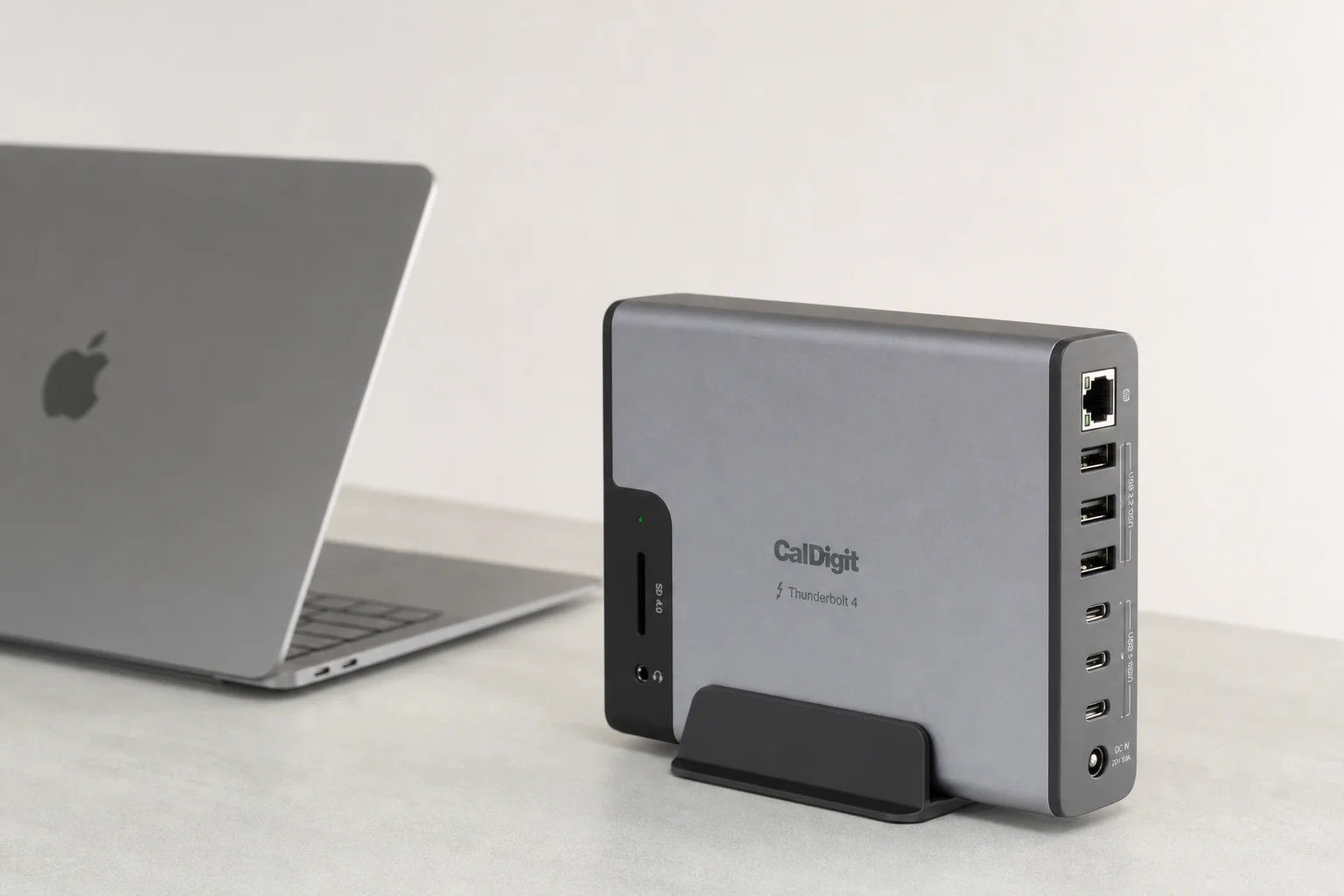 Plugable TBT4-UDZ Thunderbolt 4 docking station with M4 MacBook Air on desk