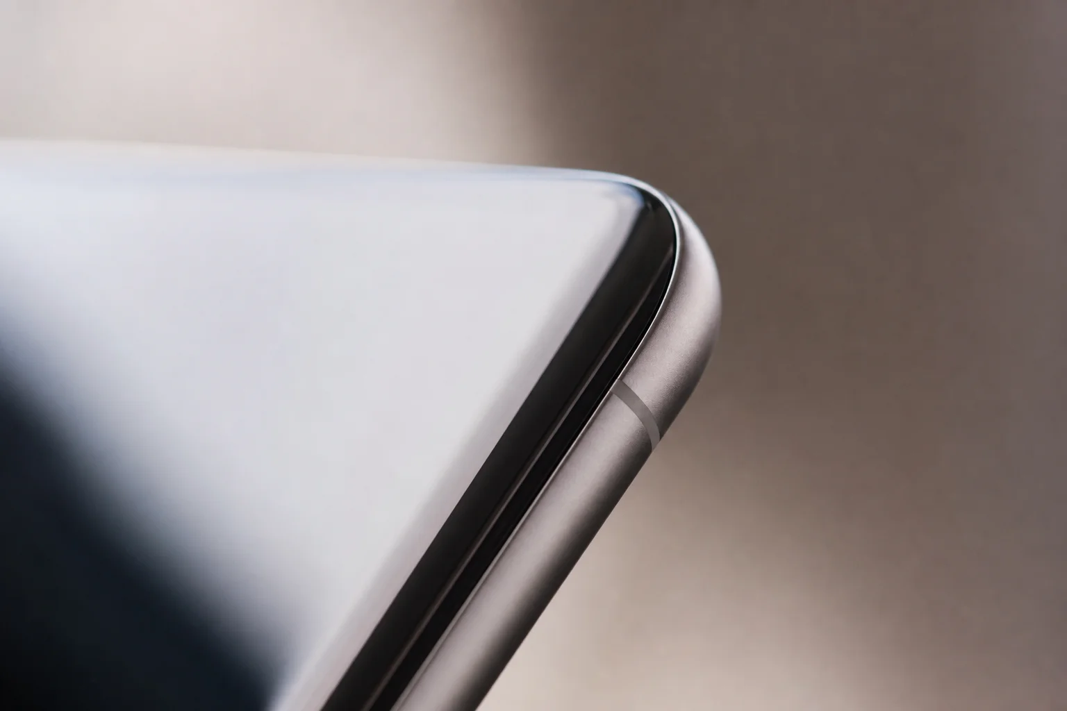Gros plan sur le bord incurvé de l'écran du smartphone avec un éclairage doux