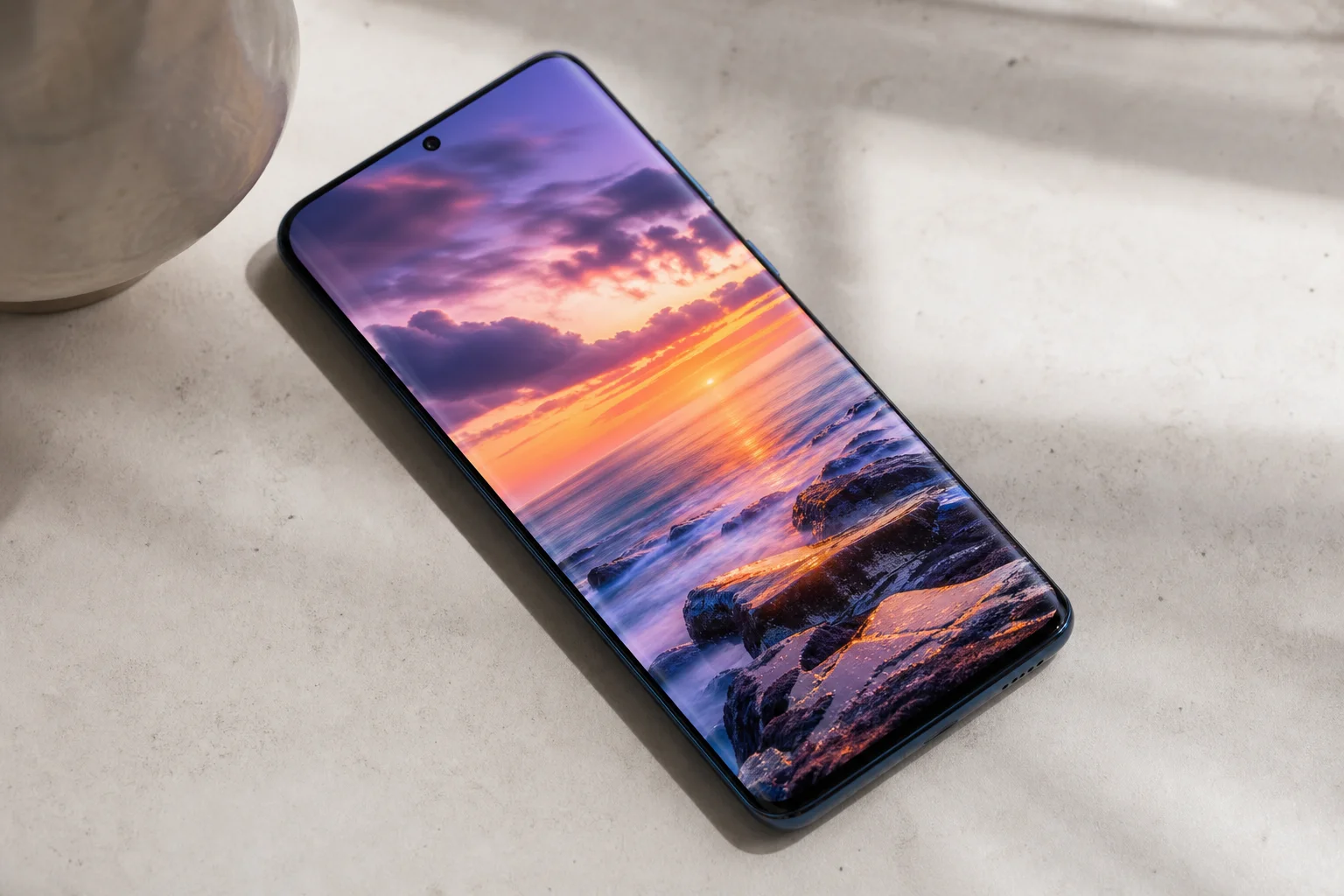 Écran du smartphone affichant des couleurs vives et des bordures fines