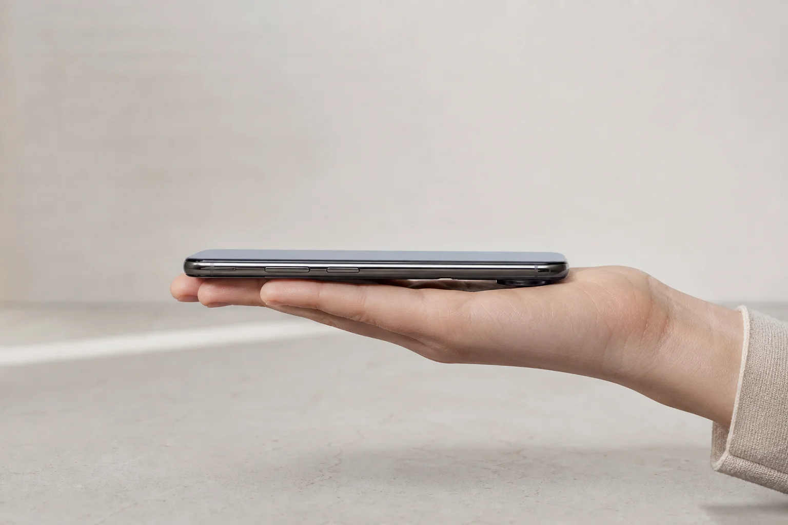 Smartphone tenu en main montrant un format léger