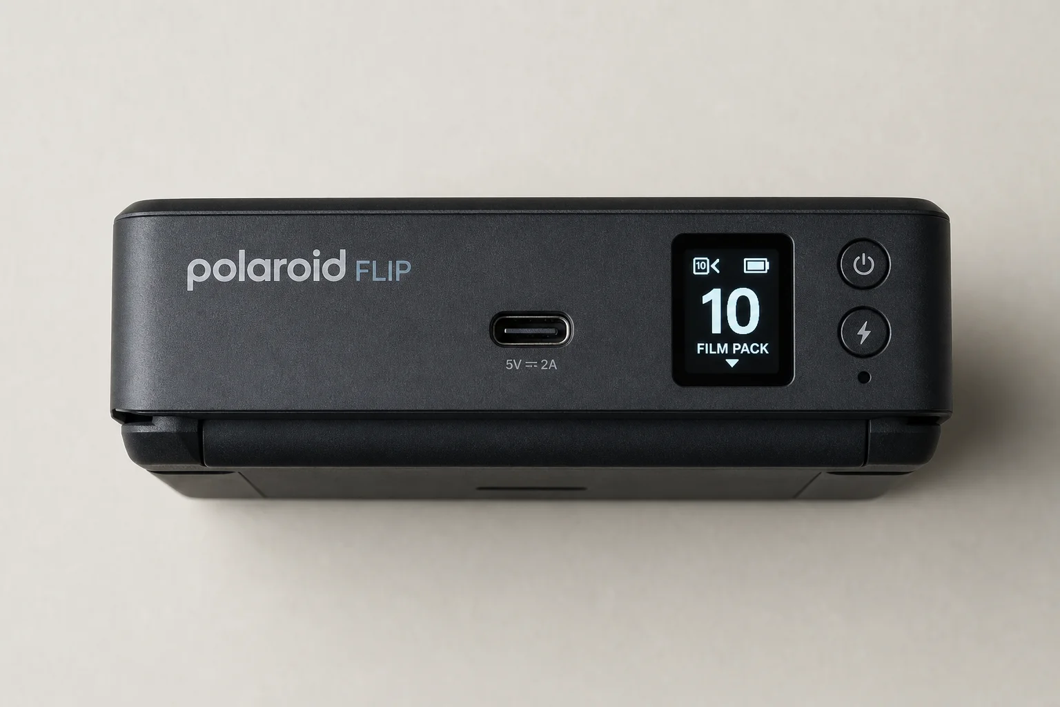 Polaroid Flip 相機頂部,顯示 USB-C 連接埠與 LCD 螢幕