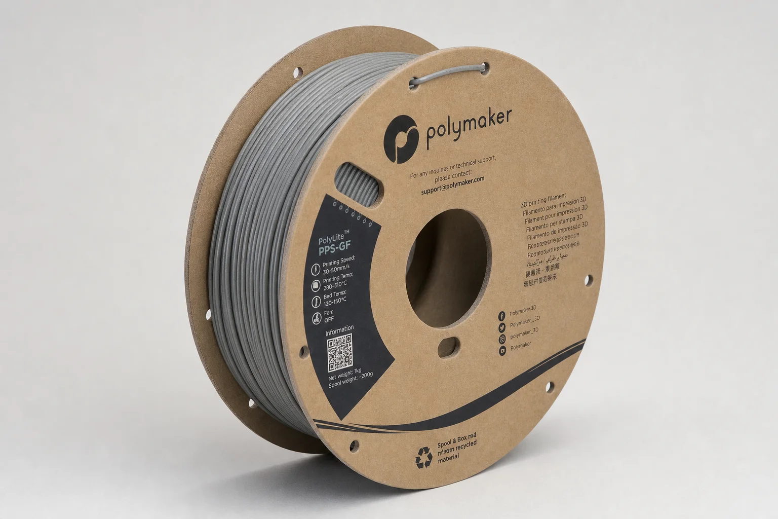 Collection de diverses bobines de filament pour imprimante 3D sur une surface en béton