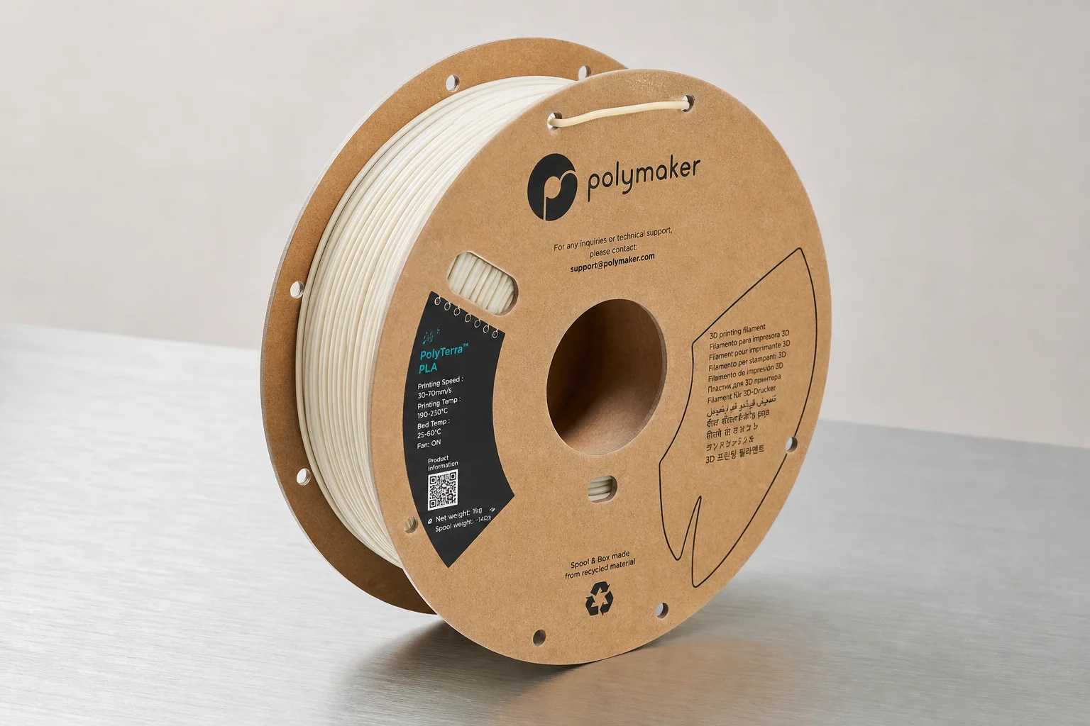 放置於水泥地面上，色彩繽紛的 3D 列印線材捲盤合集