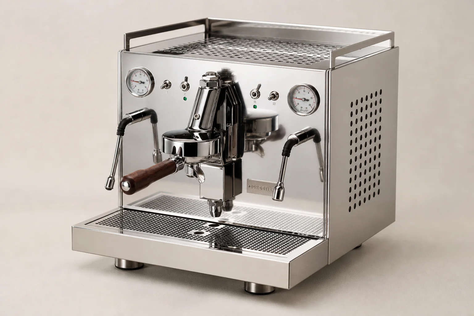 六台 Espresso 機擺放在混凝土表面上，展示出不同的設計與尺寸