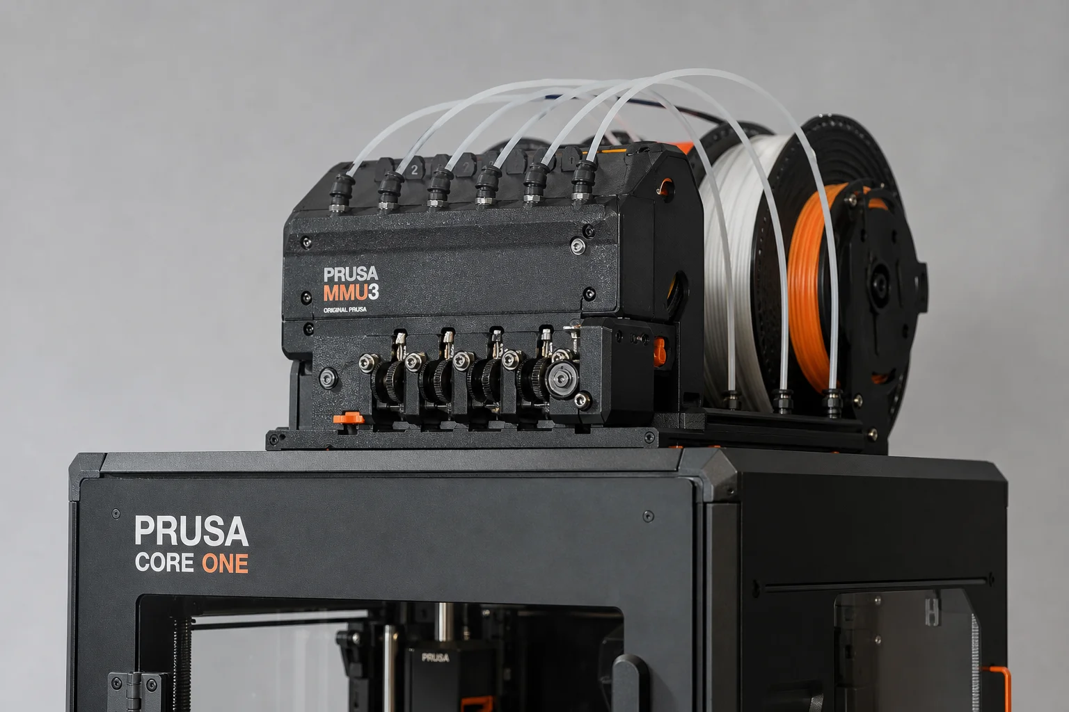 安裝了 MMU3 多色升級套件與線材捲軸的 Prusa Core One 3D 列印機