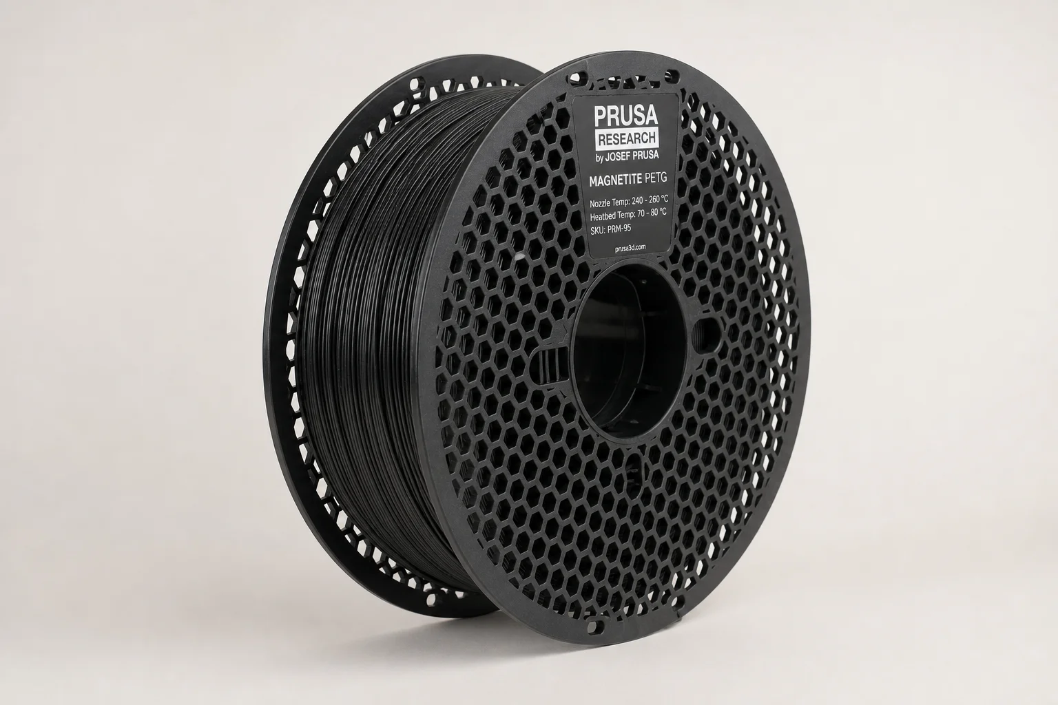 Collection de diverses bobines de filament pour imprimante 3D sur une surface en béton