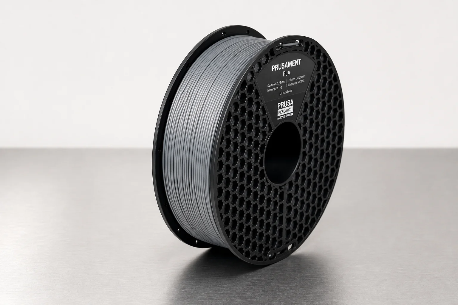 放置於水泥地面的 3D 列印線材捲集合，包含 PLA、PETG 及特殊材質
