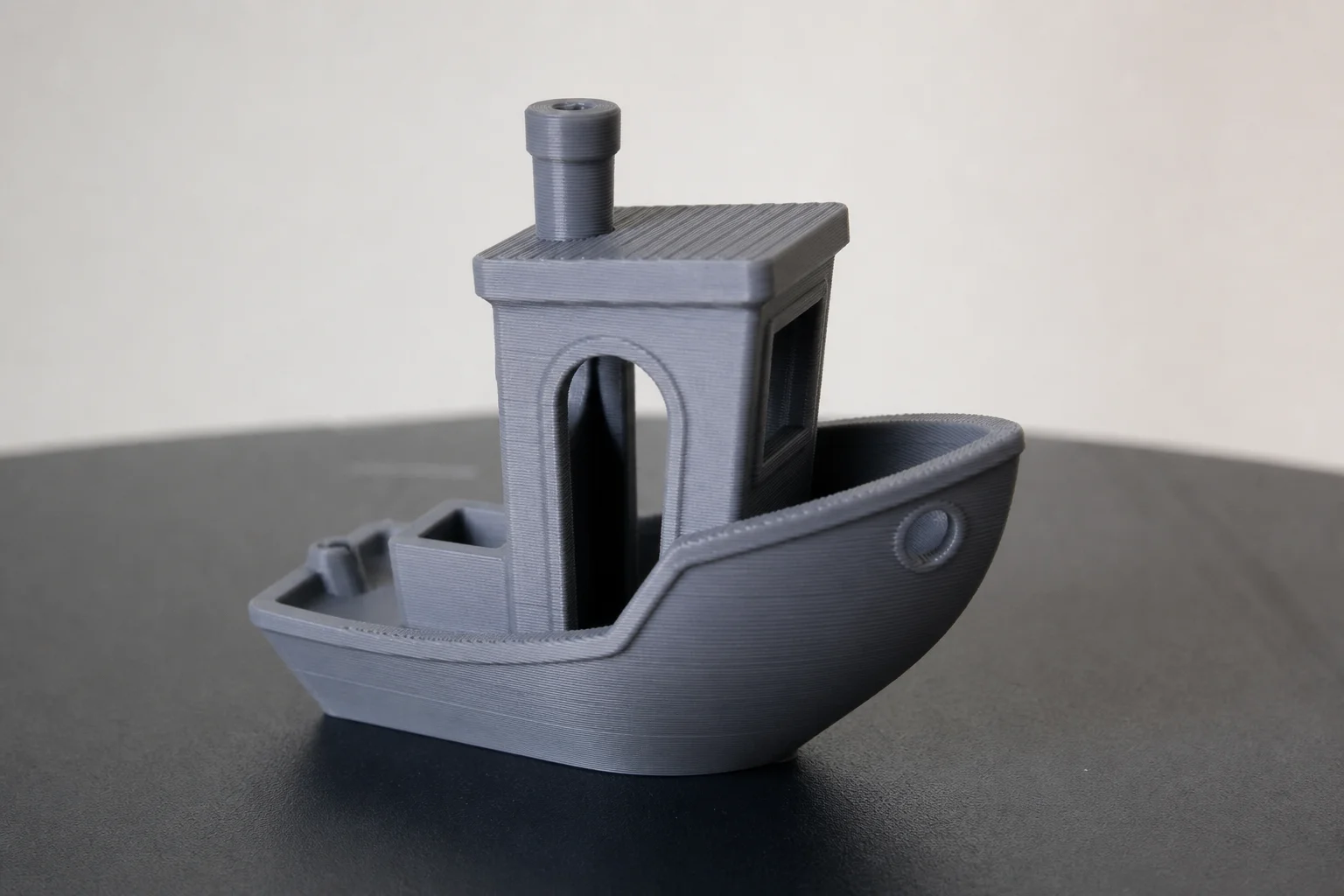 列印完成的 Benchy 模型放置在印表機平台上