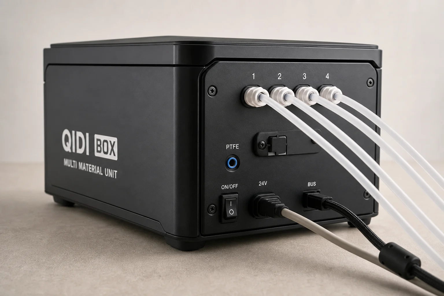 Qidi Box 多材質系統，可見 PTFE 導料管與集線器連接處