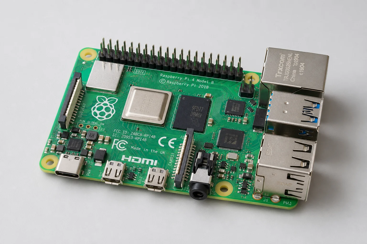 安裝在精巧迷你機架外殼中，並搭載 CaribouLite 無線電擴充板的 Raspberry Pi 4