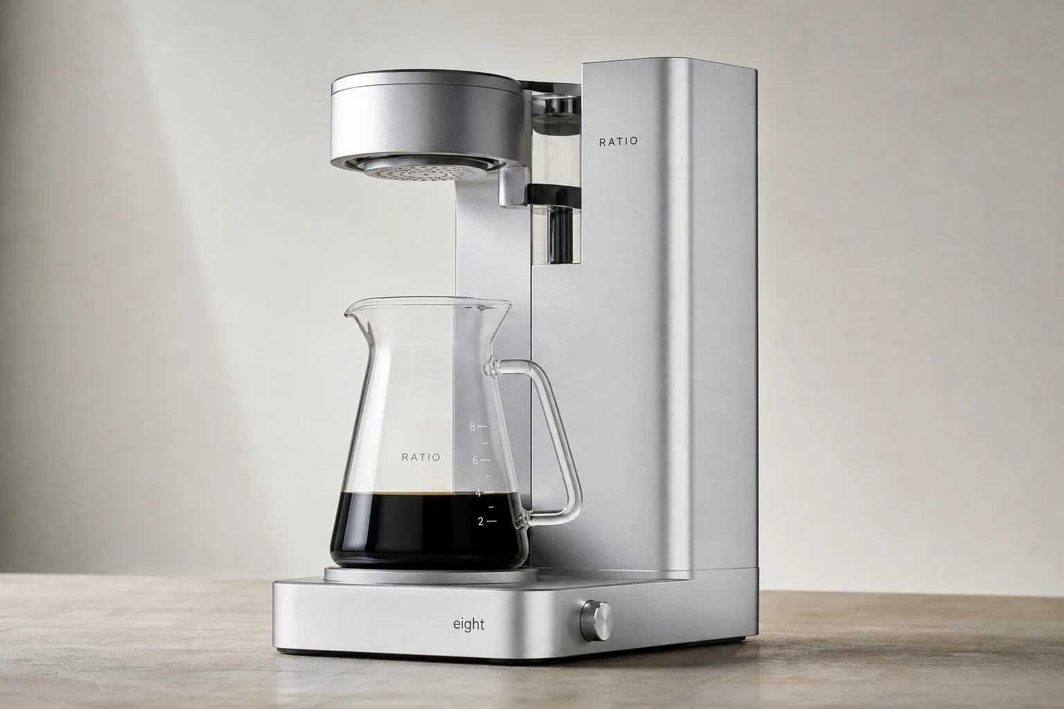 六款無毒咖啡機排列在混凝土面上:摩卡壺、Chemex、La Pavoni、Flair Pro 3、Bunn VP17 以及 Ratio 8