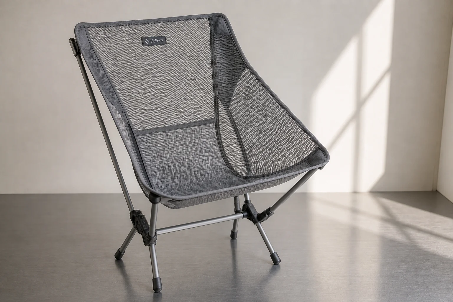 Colección de 10 modelos diferentes de sillas de camping dispuestas sobre una superficie de hormigón