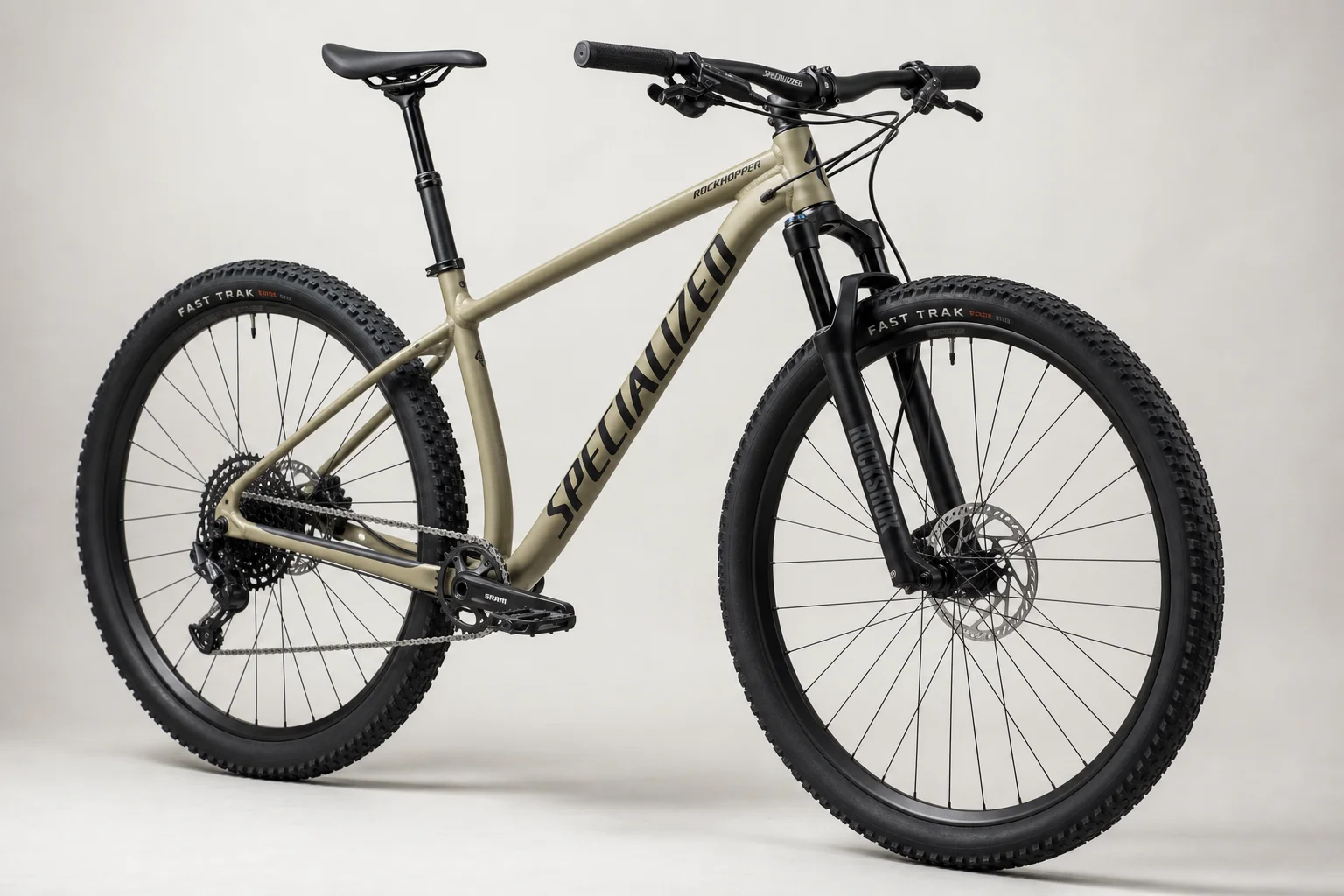 在簡約背景下，經過零件升級的 Specialized Rockhopper 硬尾登山車