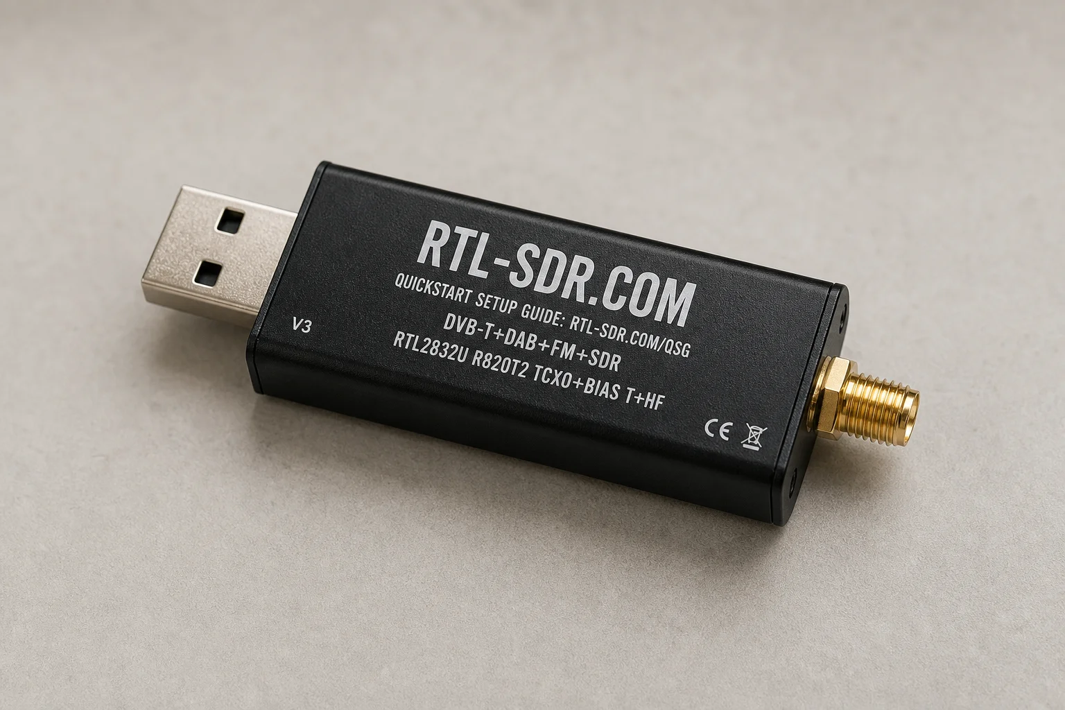 安裝在小型機架外殼中，配備 CaribouLite 無線電擴充板的 Raspberry Pi 4