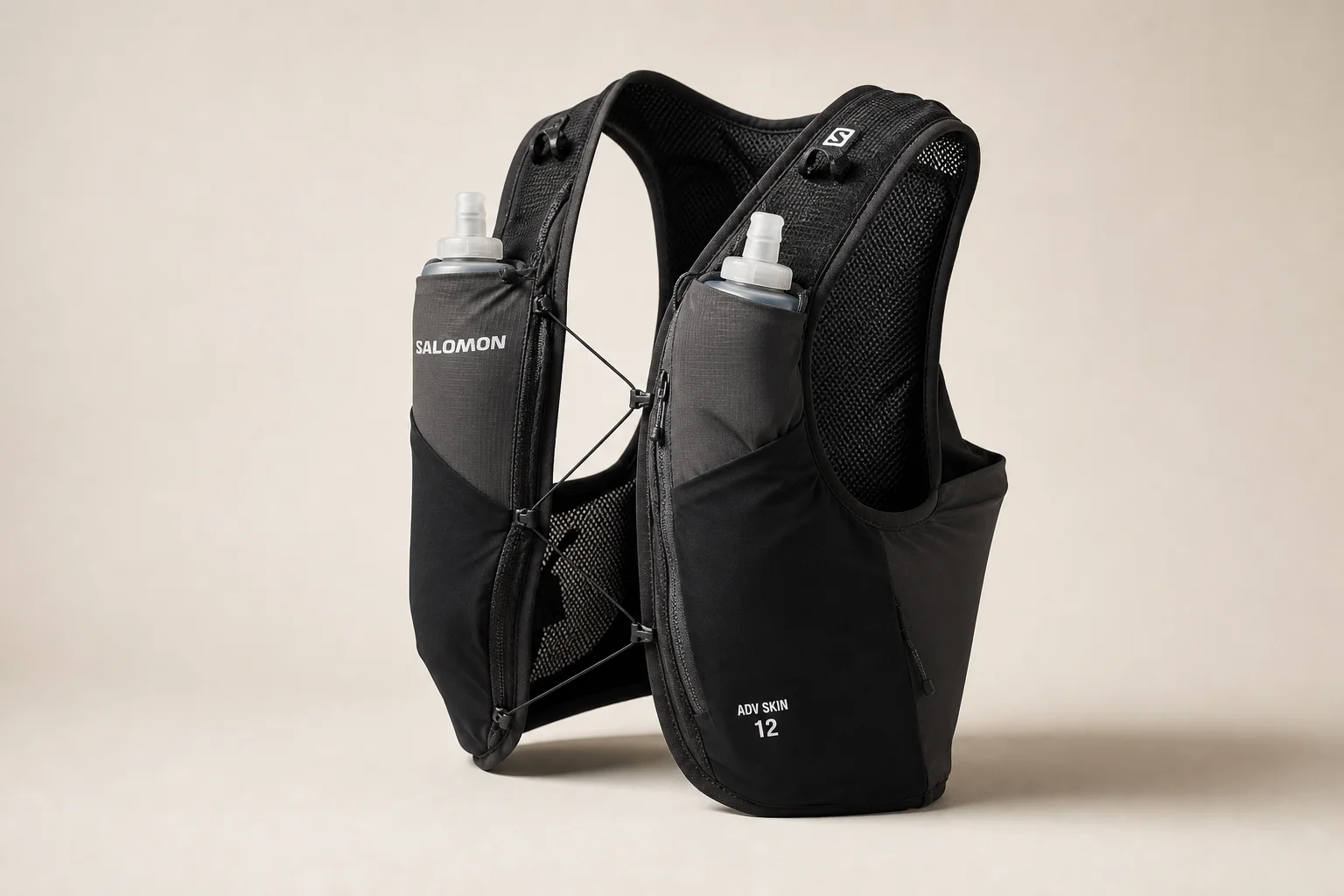 Salomon ADV Skin 12 越野跑背心，背景簡潔中性