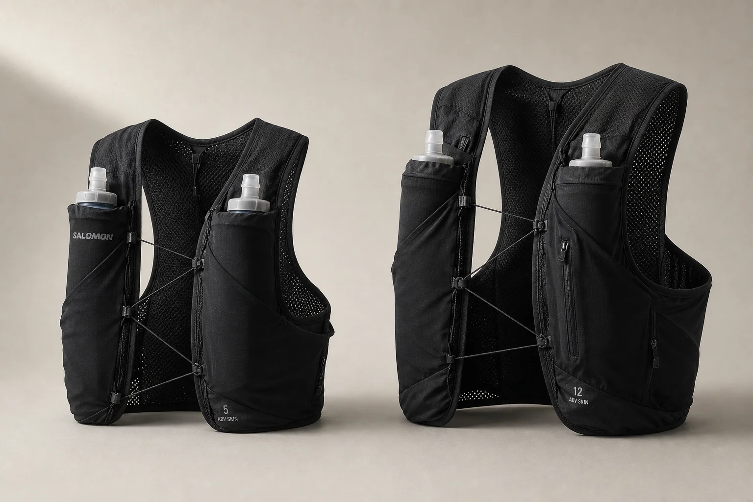 Salomon Advanced Skin 12 與 Advanced Skin 5 水袋背心並排展示於中性背景前