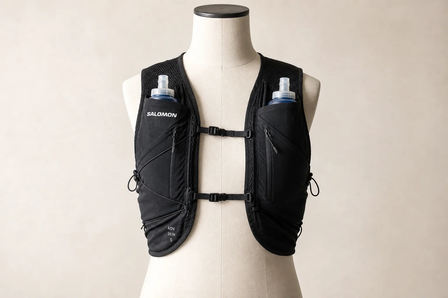Salomon Advanced Skin 12 與 Advanced Skin 5 水袋背心並排展示於中性背景前