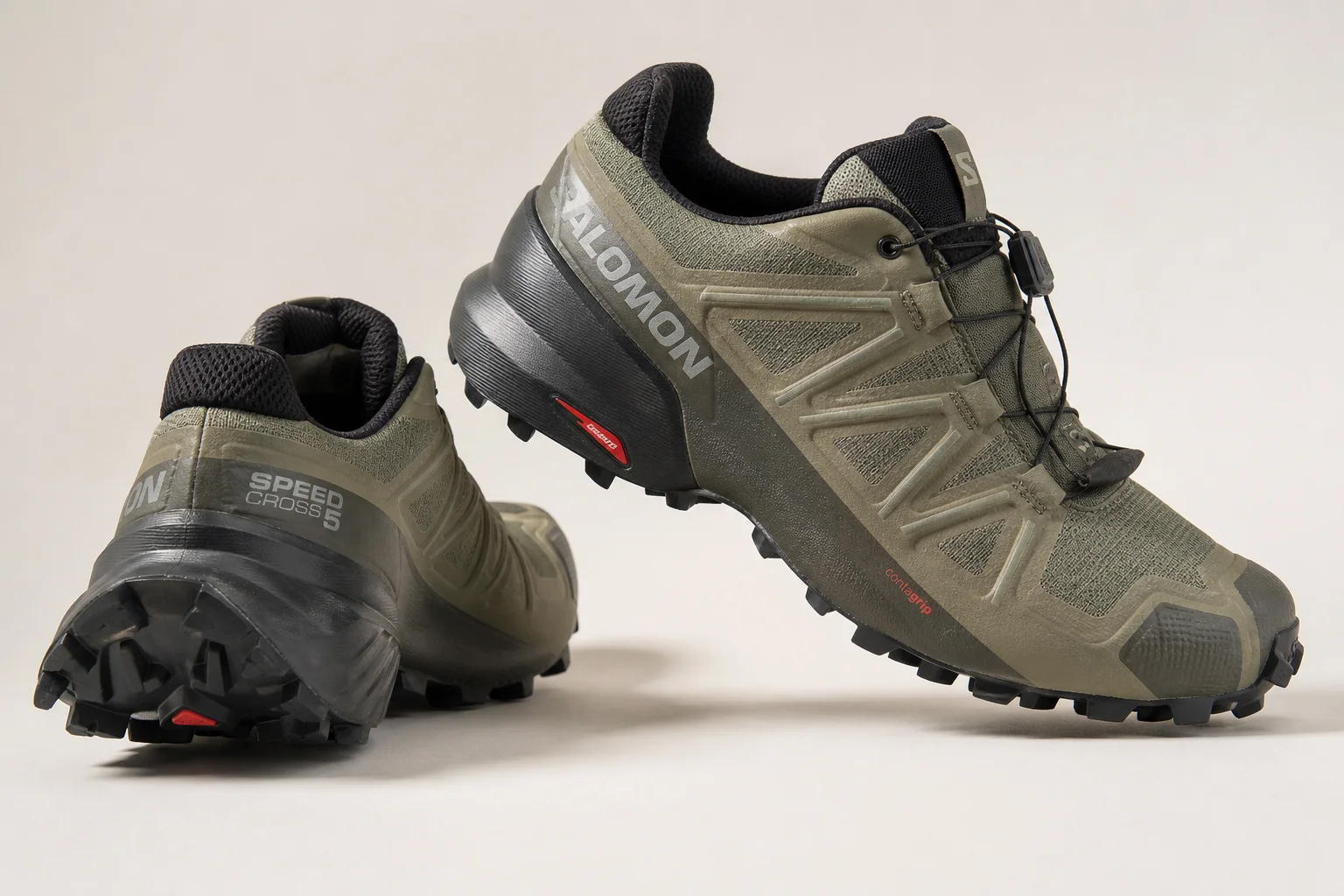 Salomon Speedcross 5 登山鞋，展示鞋底紋路與網布鞋面
