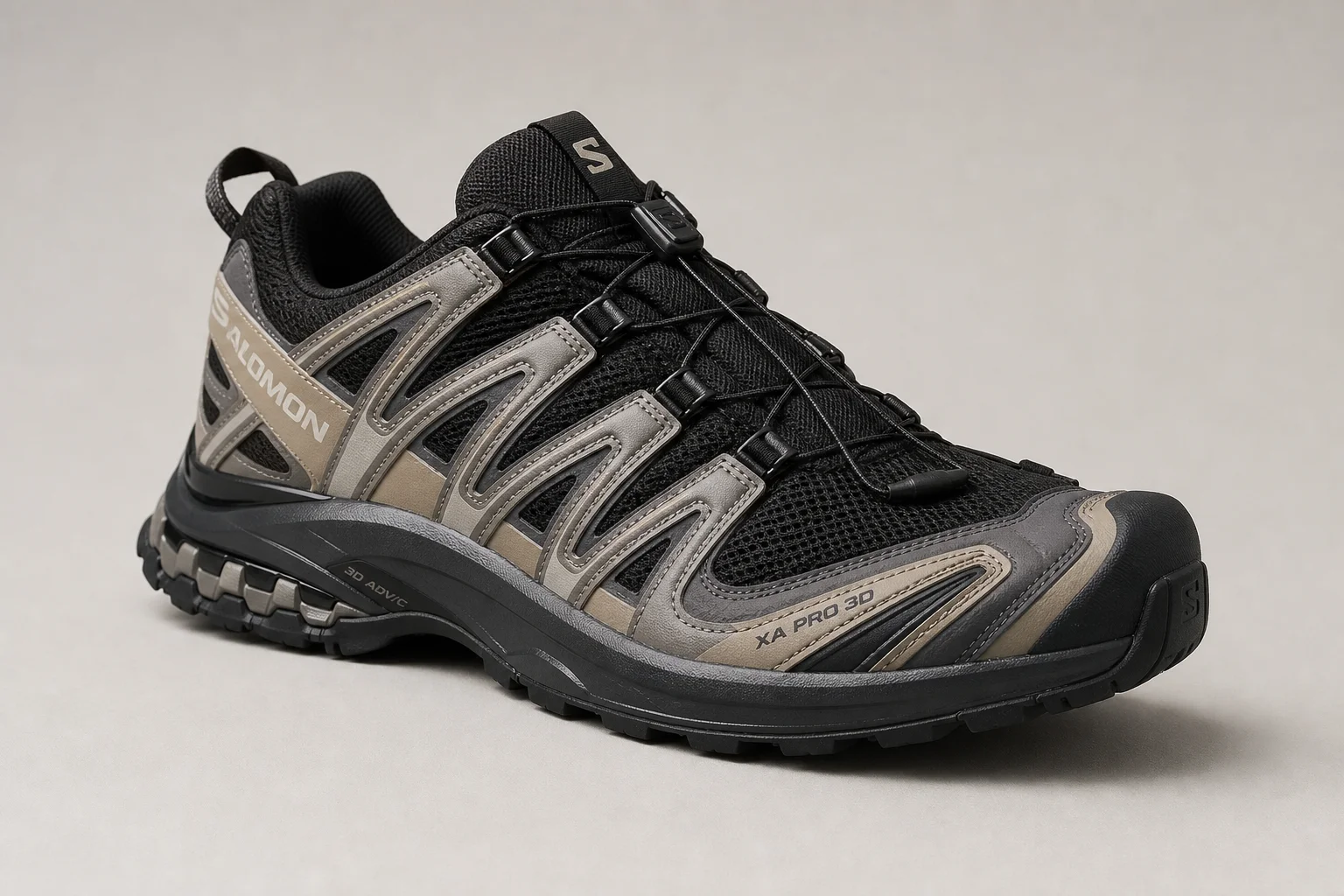 三雙越野跑鞋排列在水泥地上：Topo Mountain Racer 3、HOKA Speedgoat 6 以及 Salomon XA Pro 3D