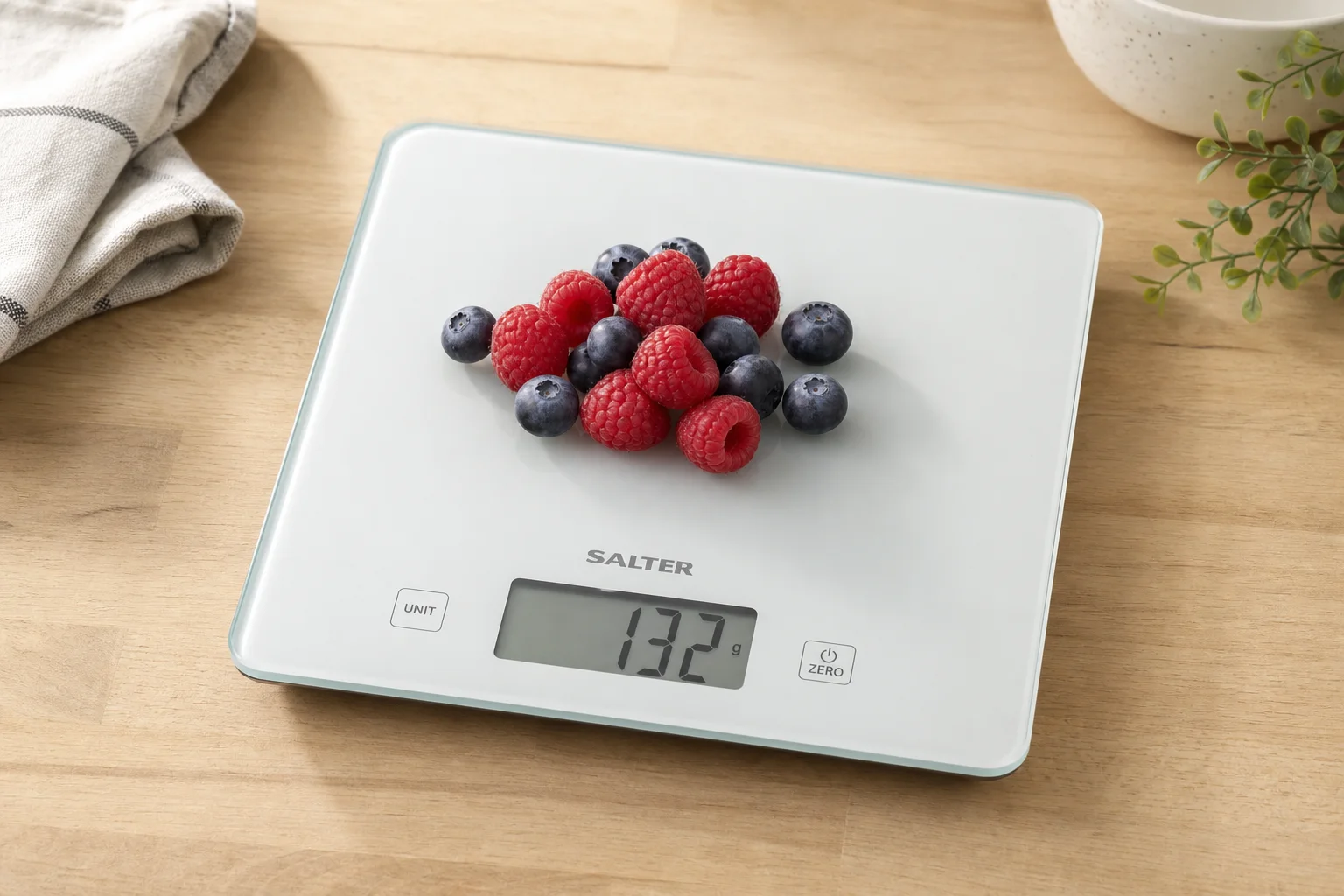 放置在木質檯面上的 Salter 可充電數位廚房秤，顯示 LCD 螢幕資訊