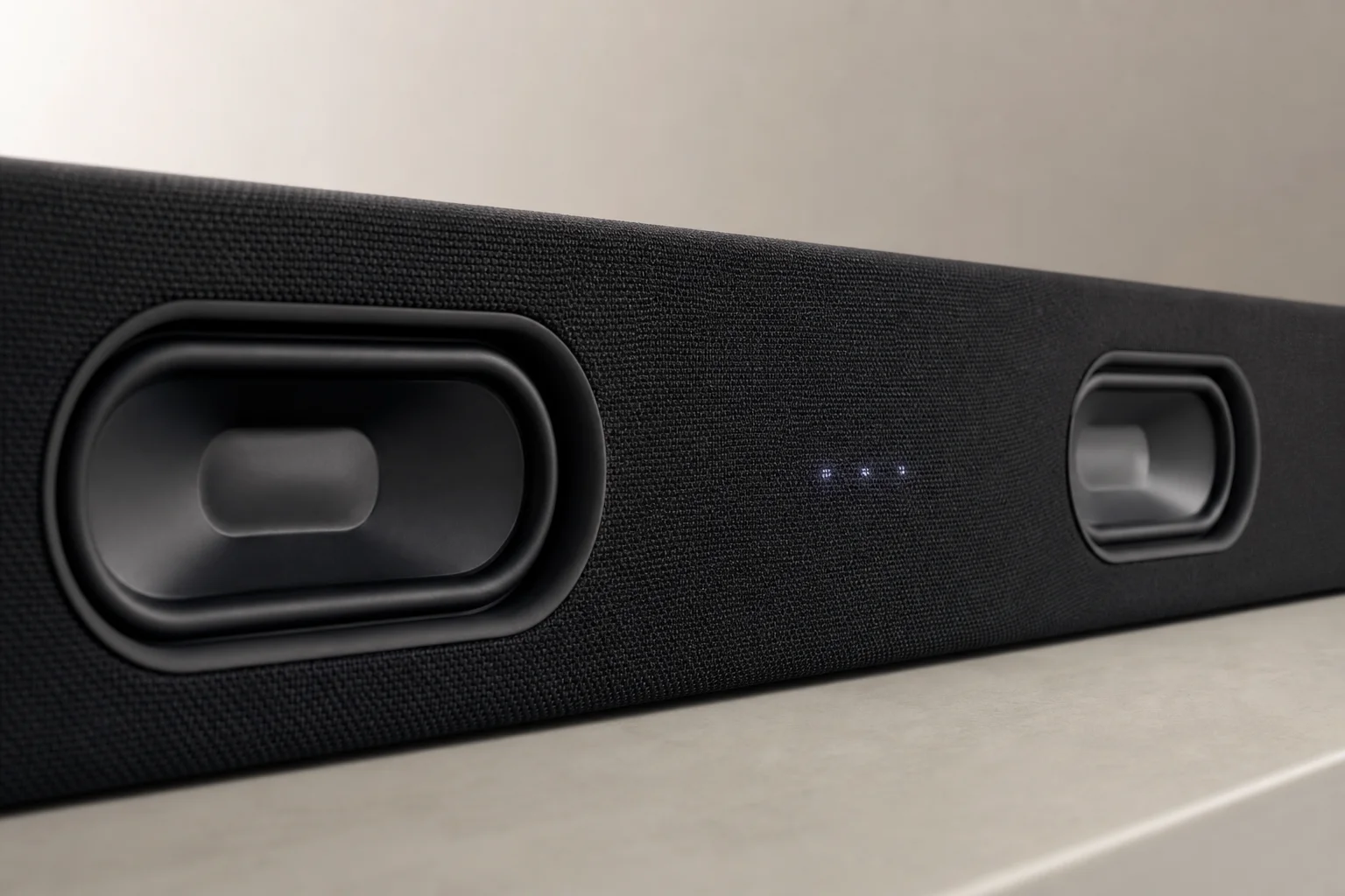 Soundbar 前面板特寫，展示織物覆蓋層與 LED 顯示螢幕