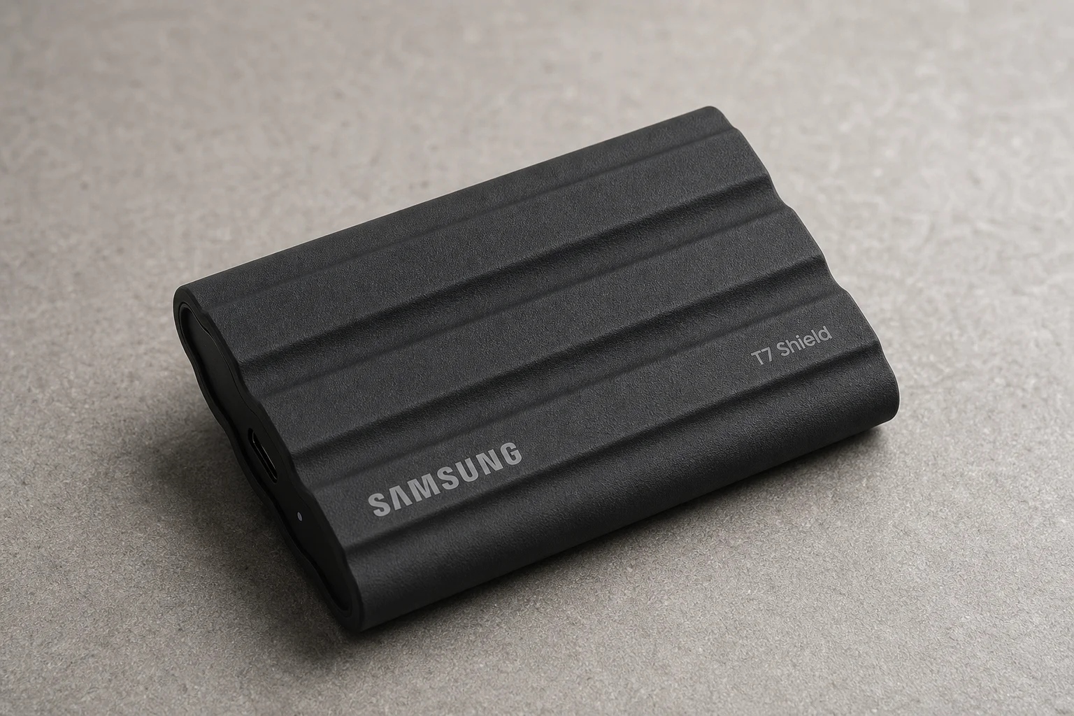 桌面上擺放著 Mac 電腦以及外接式 SSD 與硬碟