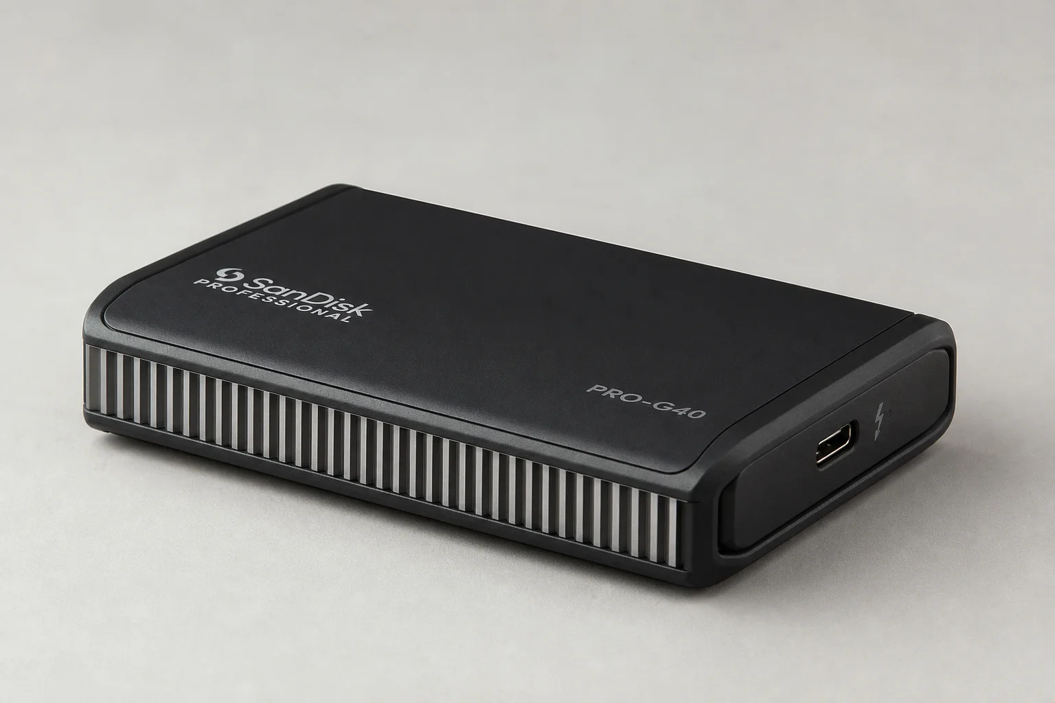 六款外接式 SSD 依照效能等級排列在髮絲紋鋁合金表面上