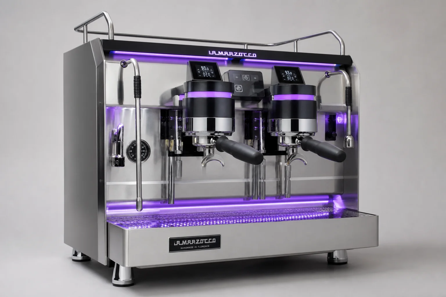 三台 Espresso 機：Rocket Boxer、Sanremo Zoe 與 Wega Polaris 並排於灰色檯面上