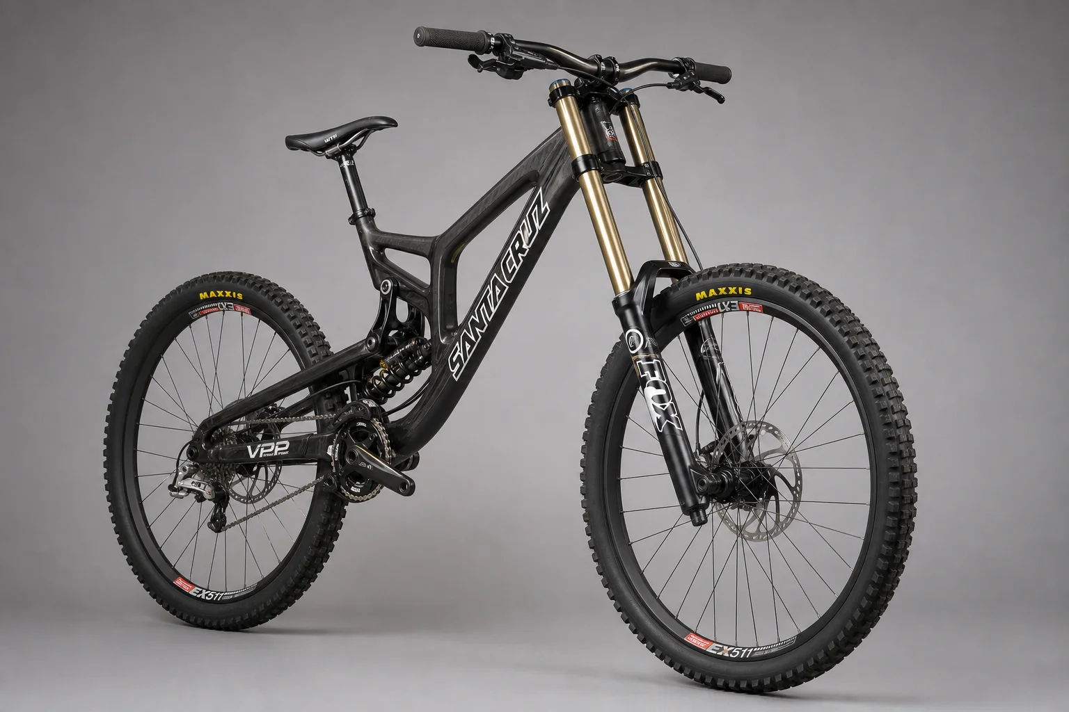 コンクリートの上で並べられた2012年式のSanta Cruz V10 Gen 4と最新のGen 8ダウンヒルバイク