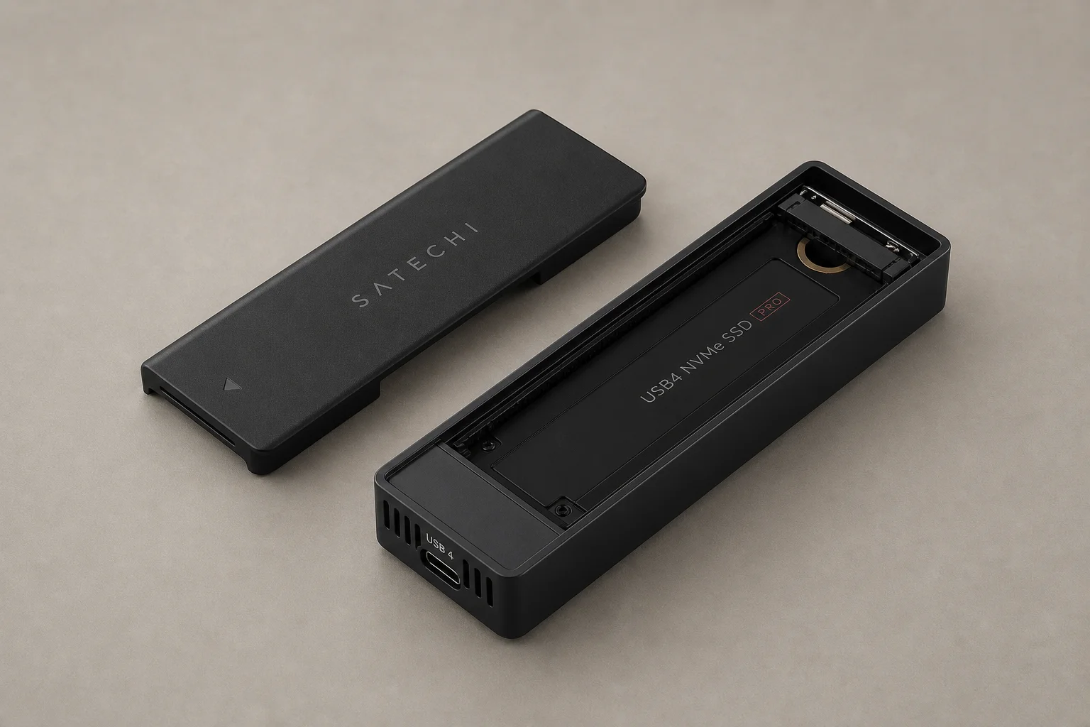 六款外接 SSD 依照效能等級排列在髮絲紋鋁合金表面上