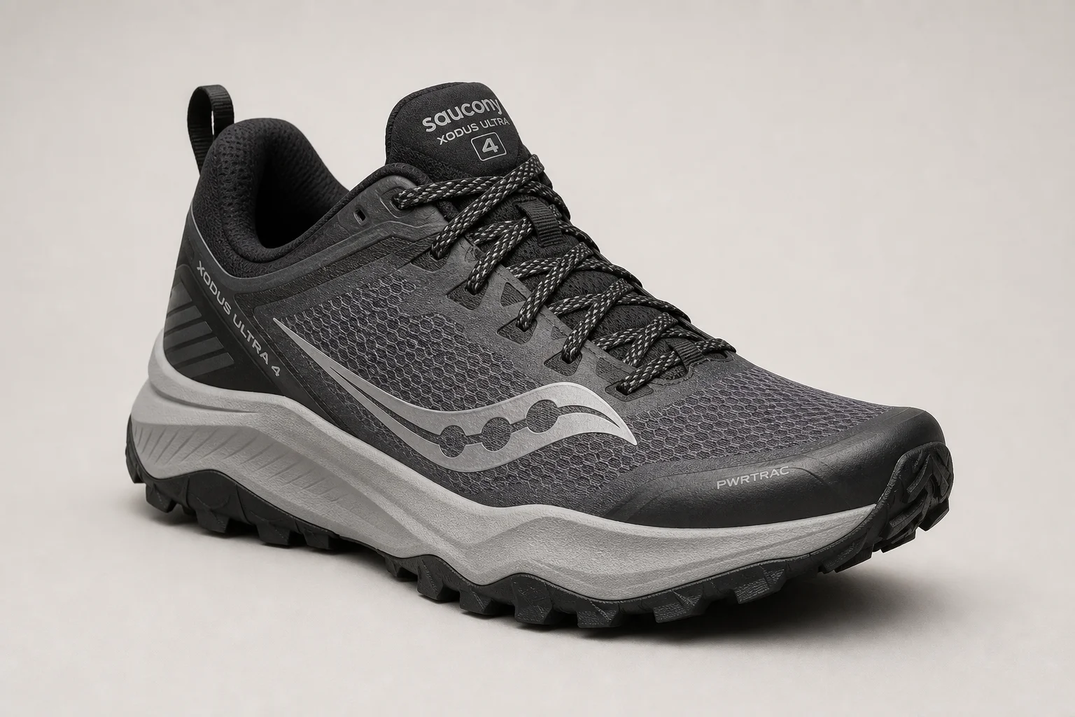 三雙越野跑鞋排列在水泥地上：La Sportiva Prodigio Pro、Saucony Xodus Ultra 4 以及 ASICS Gel-Trabuco 13