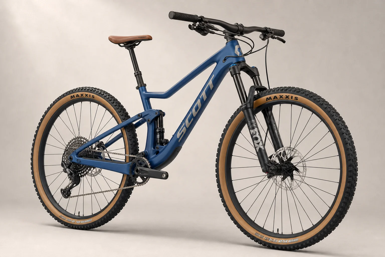 Scott Spark 970 山地單車，採用藍色車架與啡色胎邊輪胎，背景簡潔。