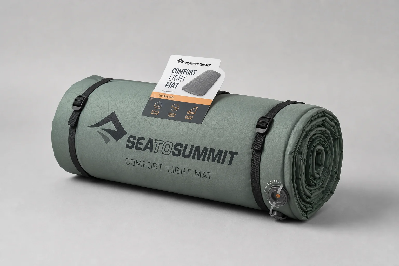三款不同尺寸的 Sea to Summit 睡墊捲起後放置在水泥地上的展示圖