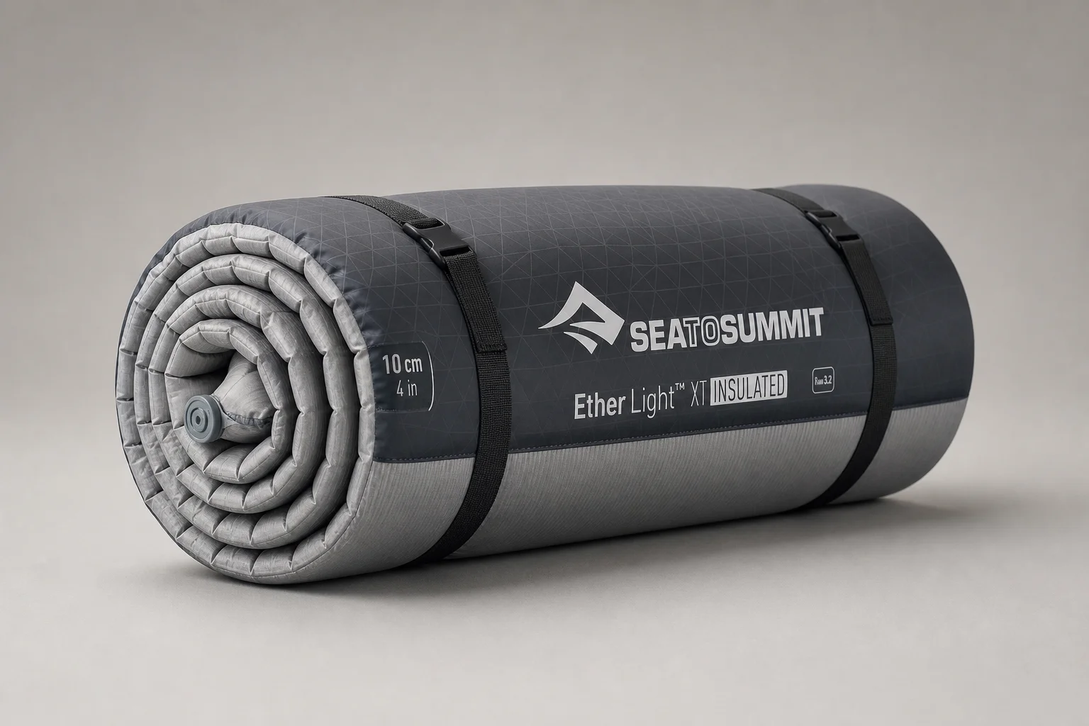 三款不同尺寸的 Sea to Summit 睡墊捲起放置在水泥地上