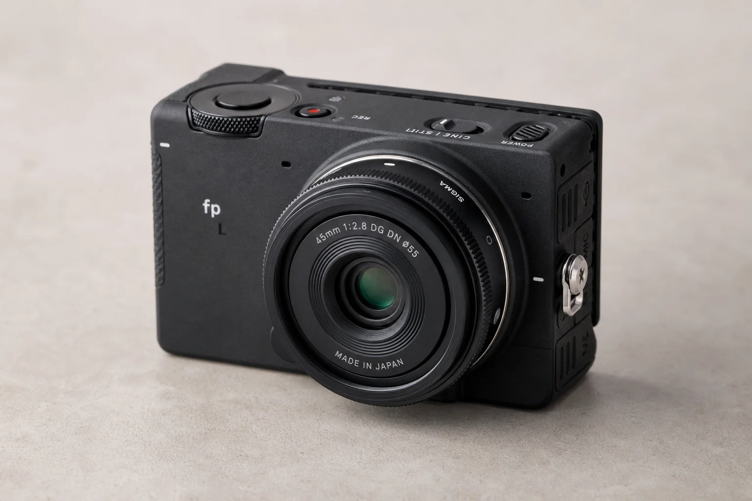 安裝了小型鏡頭的 Sigma fp L 相機機身