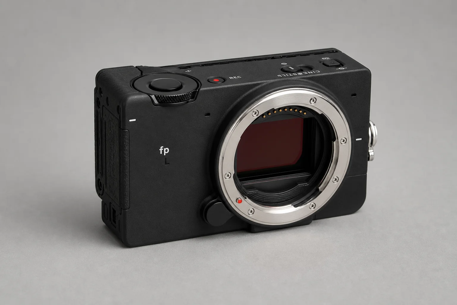放置於中性灰色背景上的 Sigma fp L 小型全片幅相機