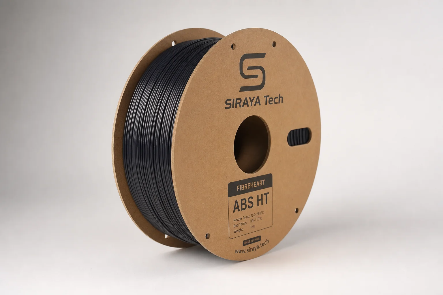 Collection de diverses bobines de filament pour imprimante 3D sur une surface en béton