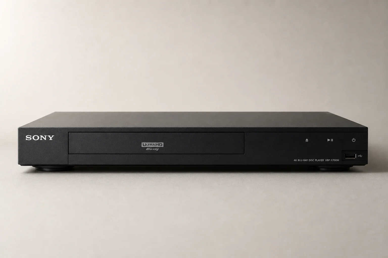 Lettore Blu-ray 4K e TV moderna su uno scaffale in metallo con una morbida illuminazione da studio