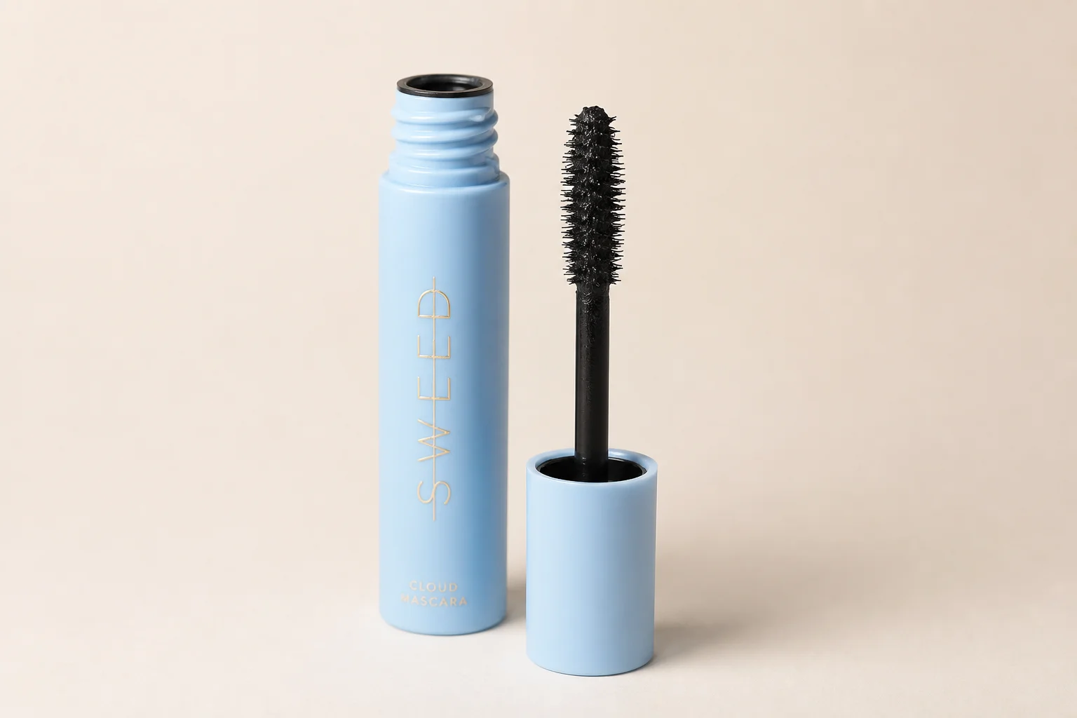 Sweed Beauty 彩妝系列陳列於水泥表面，包含粉底、蜜粉、腮紅、唇膏與睫毛膏。
