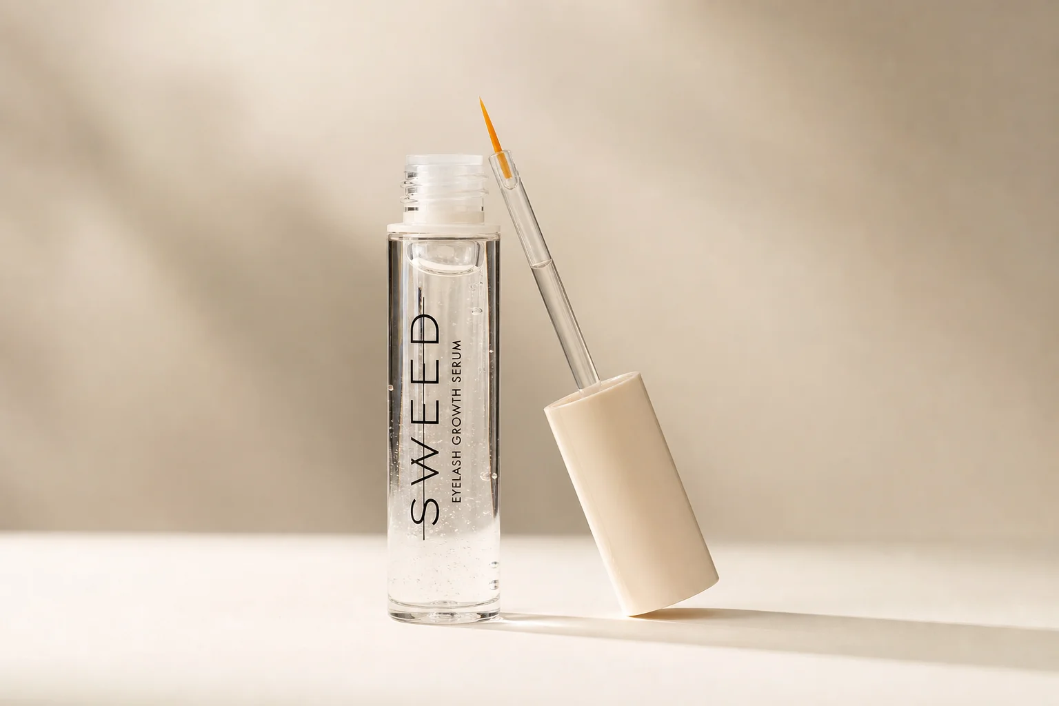 Sweed Beauty 彩妝系列陳列於水泥表面，包含粉底、蜜粉、腮紅、唇膏與睫毛膏。