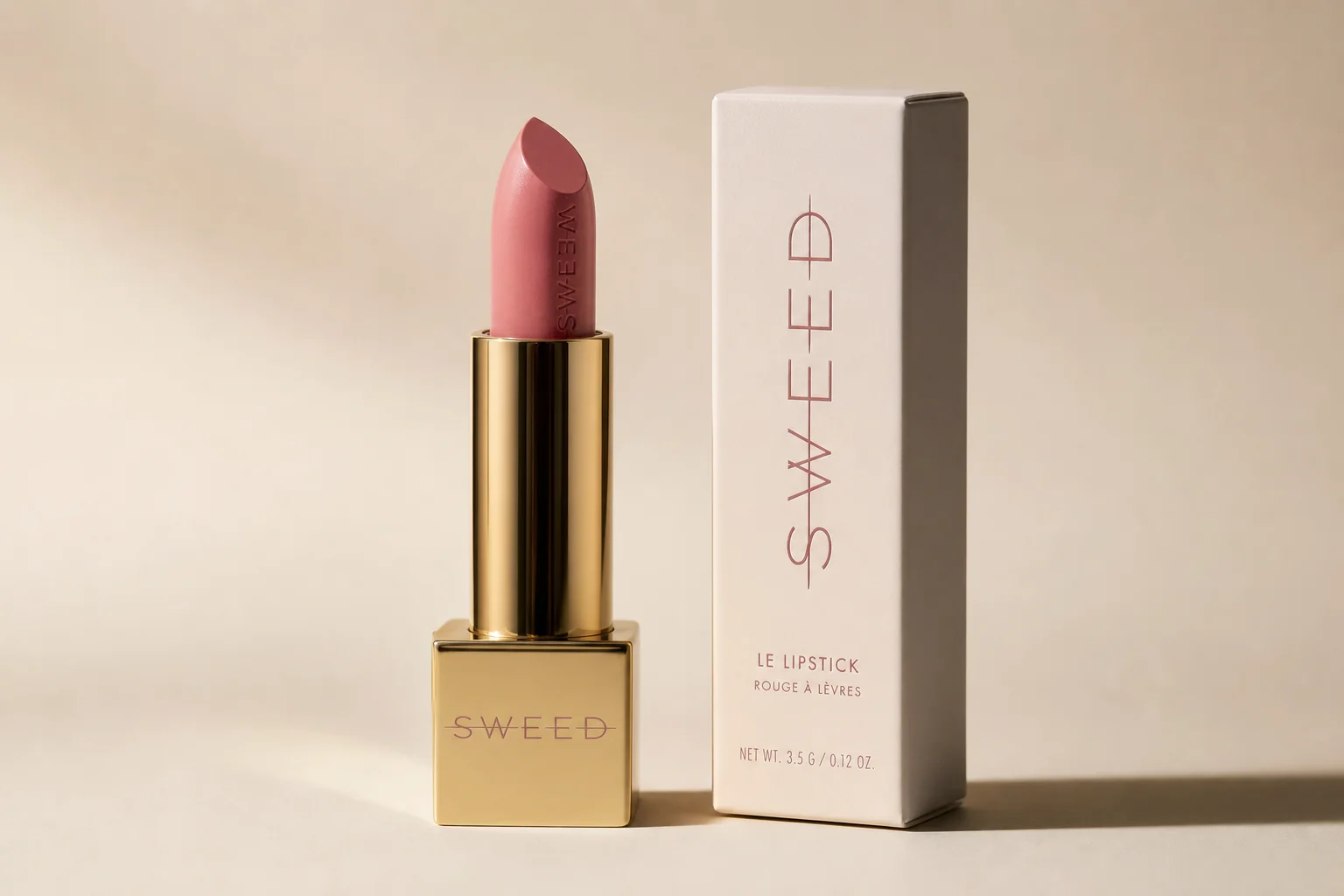 Sweed Beauty 彩妝系列陳列於水泥表面，包含粉底、蜜粉、腮紅、唇膏與睫毛膏。