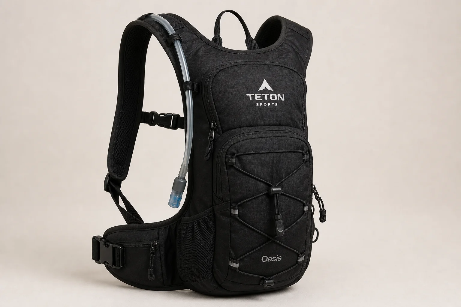 Teton Sports Oasis 水袋背包展示於中性背景，呈現其口袋與背帶細節