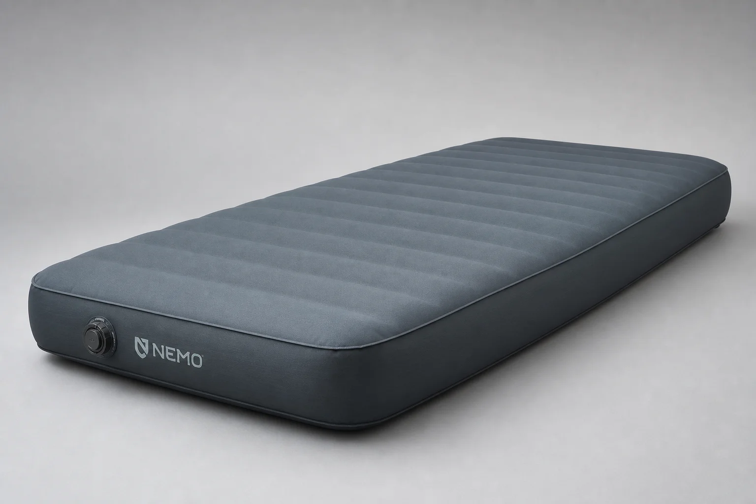 Therm-a-Rest NeoAir 與 OEX Traverse 睡墊並排展示，呈現兩者厚度的差異對比