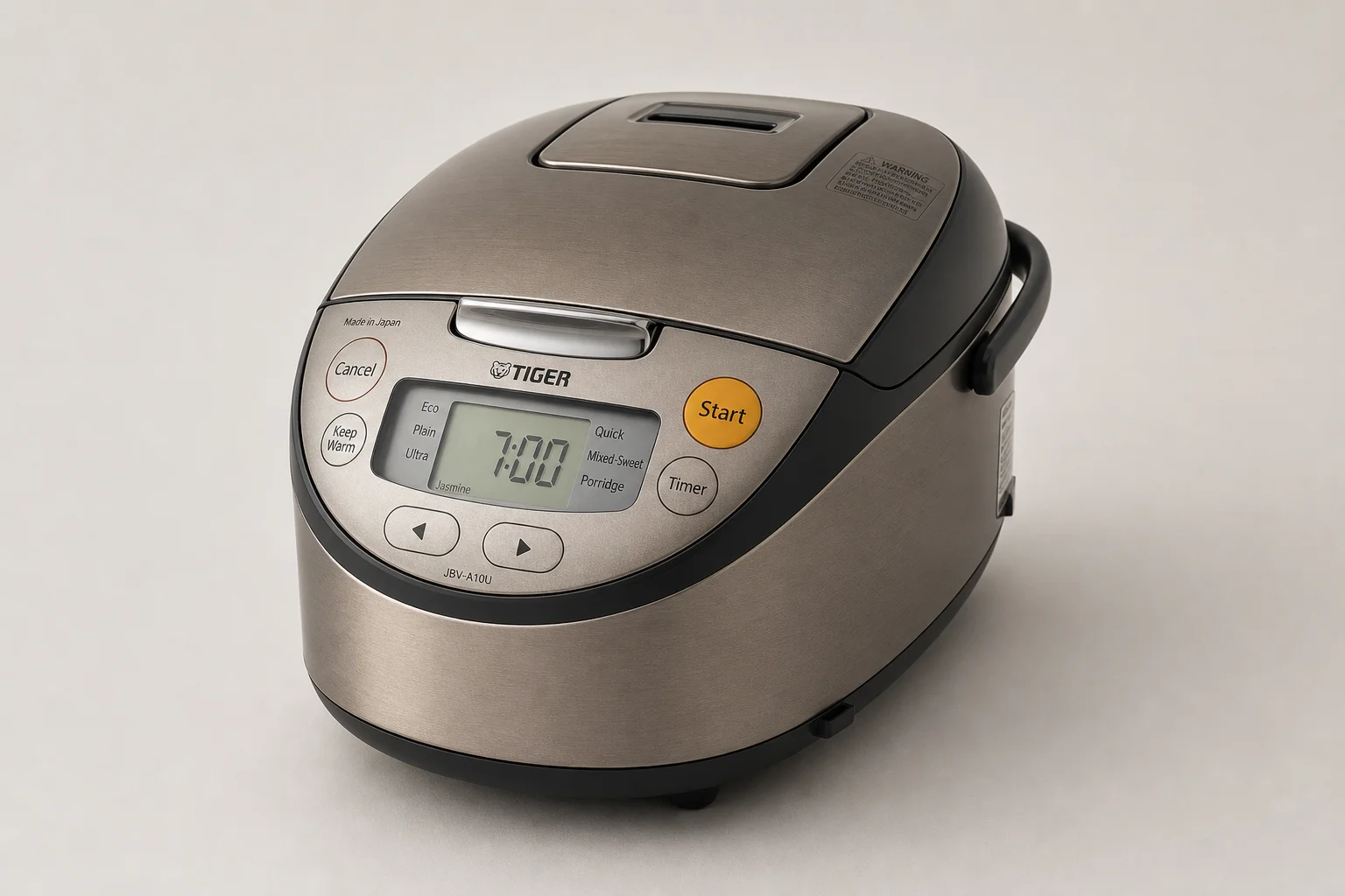 Tiger 與 Zojirushi 電子鍋並排擺放在中性背景上