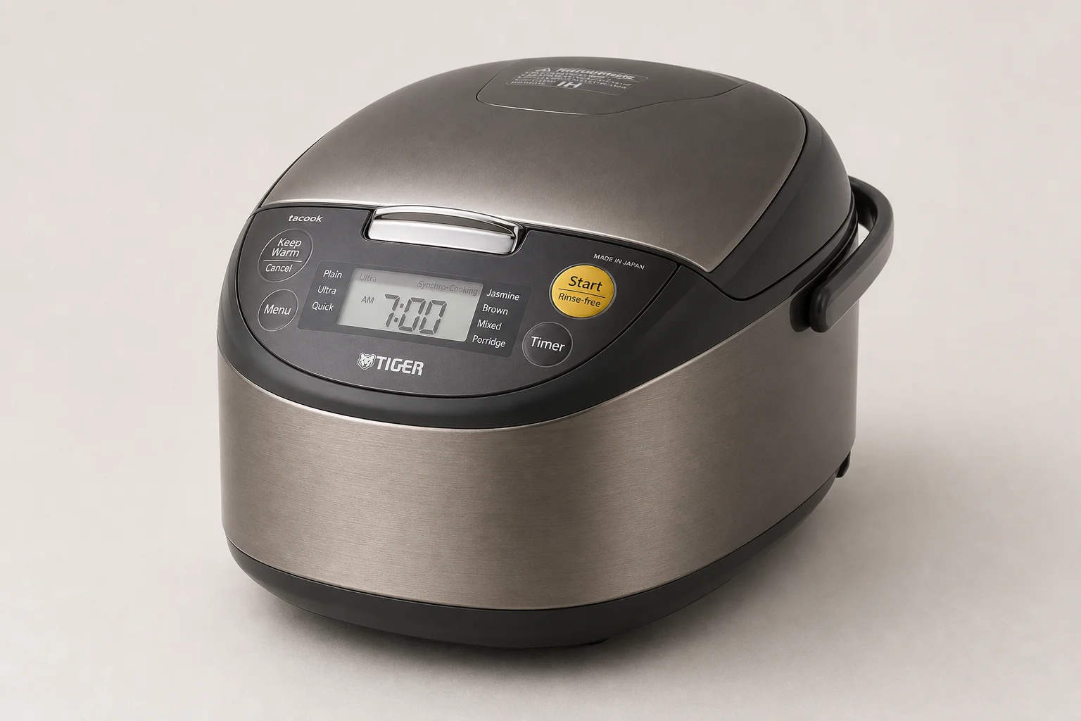 Tiger 與 Zojirushi 電子鍋並排擺放在中性背景上